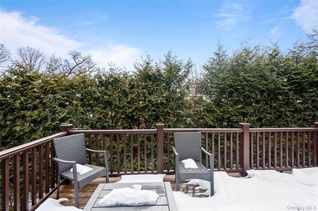 16 Pony Circle, Roslyn Heights, NY 11577