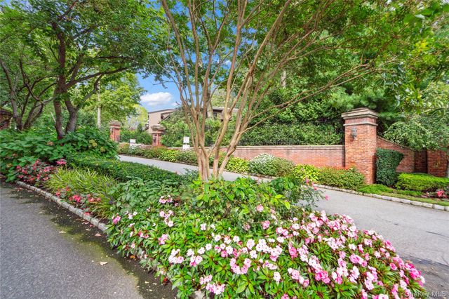 16 Pony Circle, Roslyn Heights, NY 11577