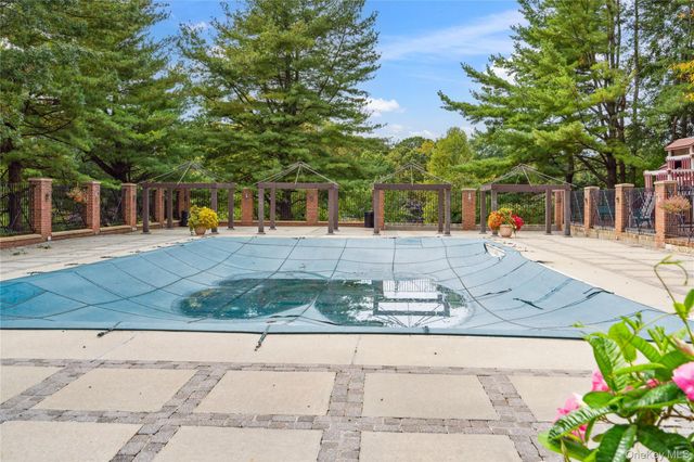 16 Pony Circle, Roslyn Heights, NY 11577