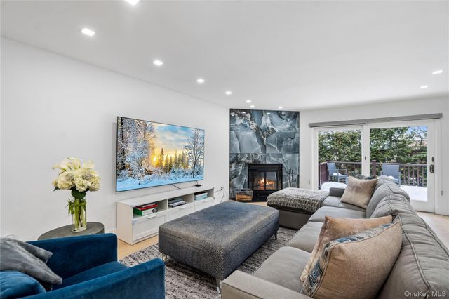 16 Pony Circle, Roslyn Heights, NY 11577