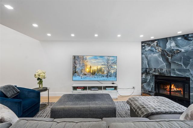 16 Pony Circle, Roslyn Heights, NY 11577