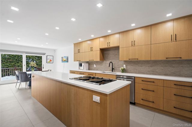 16 Pony Circle, Roslyn Heights, NY 11577