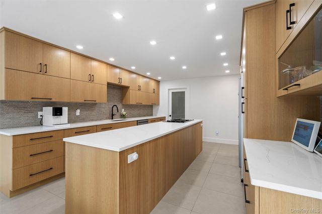 16 Pony Circle, Roslyn Heights, NY 11577