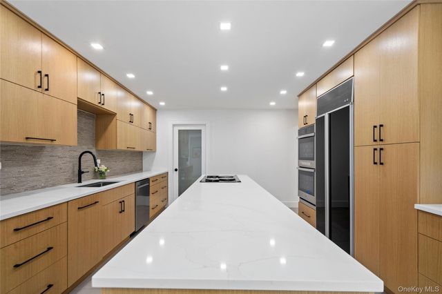 16 Pony Circle, Roslyn Heights, NY 11577