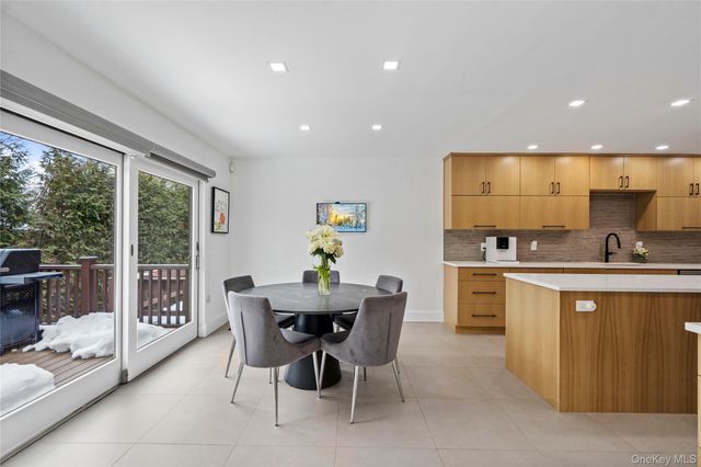 16 Pony Circle, Roslyn Heights, NY 11577