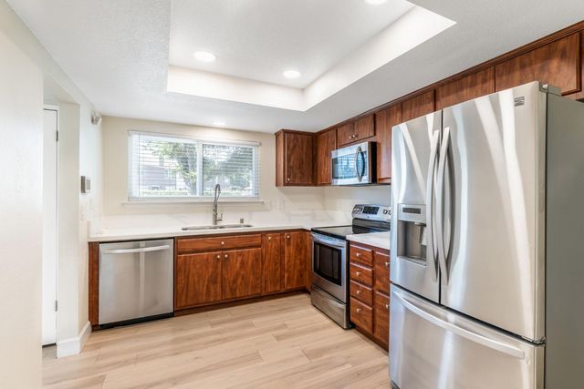 6726 Calvine Rd, Sacramento, CA 95823