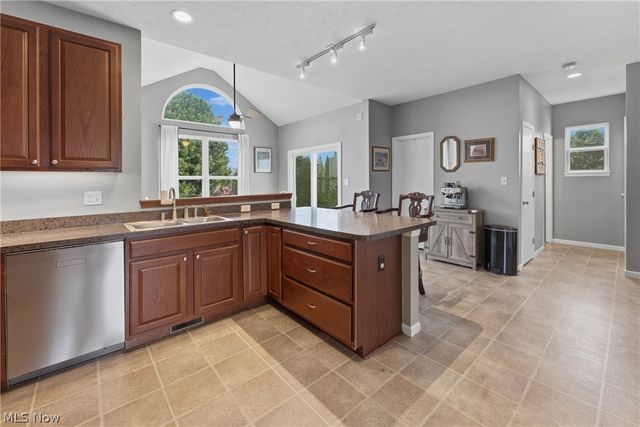 198 Gatwick Grove Circle, Wadsworth, OH 44281