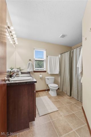 198 Gatwick Grove Circle, Wadsworth, OH 44281