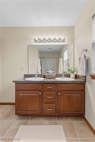 198 Gatwick Grove Circle, Wadsworth, OH 44281