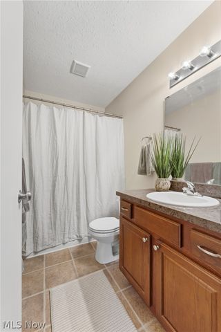 198 Gatwick Grove Circle, Wadsworth, OH 44281