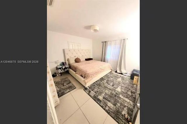 1132 Moffett St, Hallandale Beach, FL 33009
