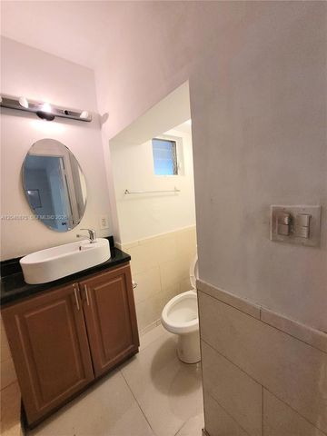 1132 Moffett St, Hallandale Beach, FL 33009
