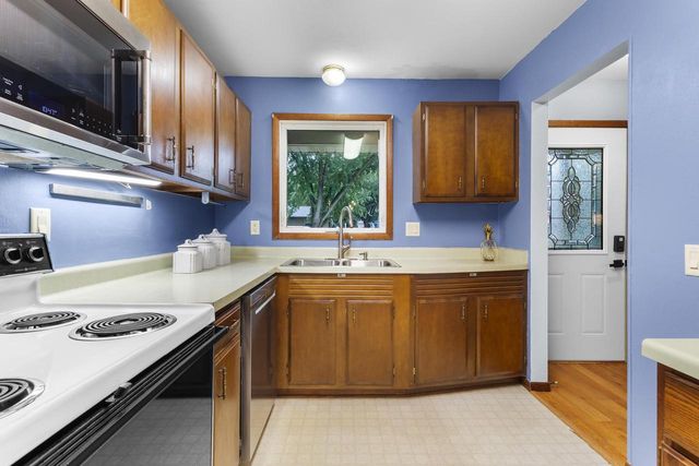 700 Kenwood Circle, Verona, WI 53593