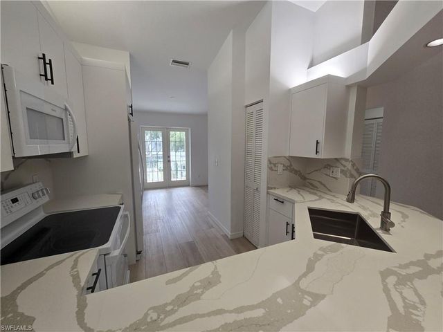 859 Tanbark DR 204, Naples, FL 34108