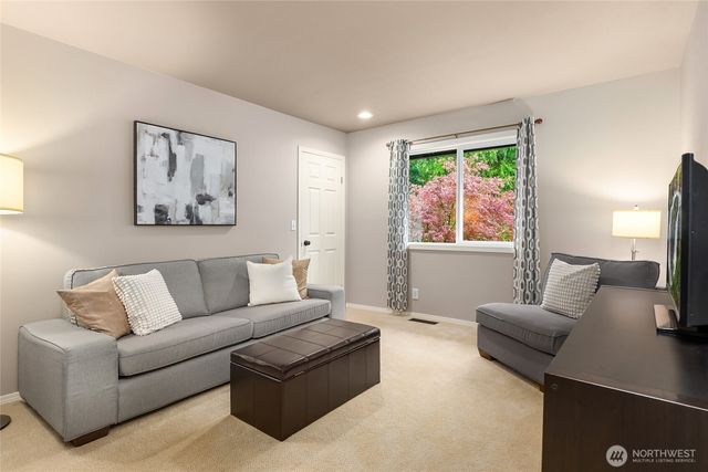 8450 Jennie Avenue NE, Bainbridge Island, WA 98110