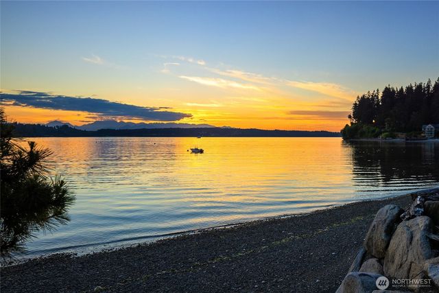 8450 Jennie Avenue NE, Bainbridge Island, WA 98110