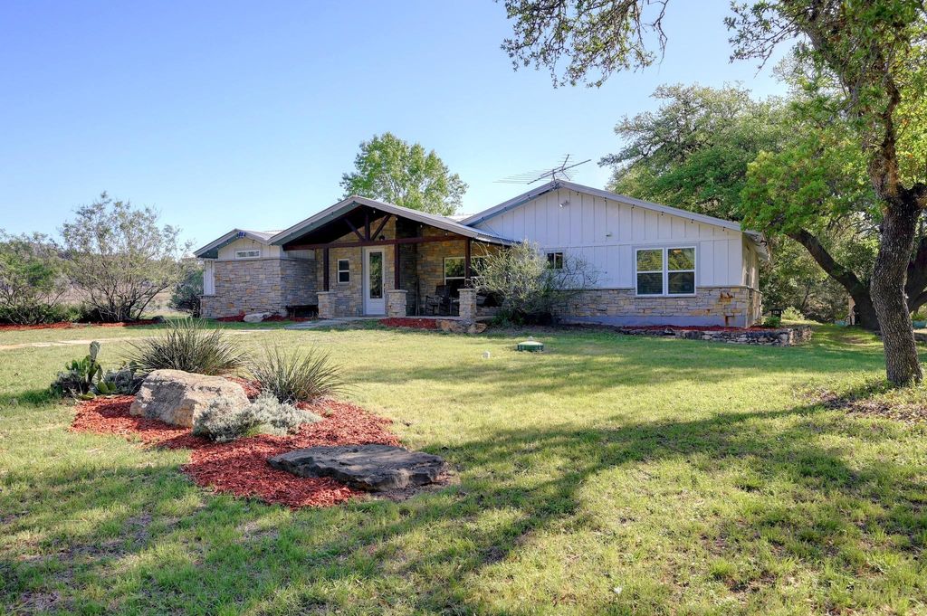 842 Cougar DR, Canyon Lake, TX 78133