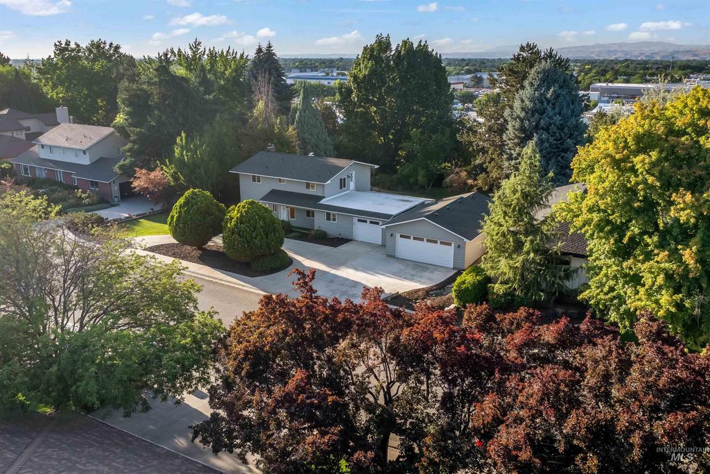 8478 W Brookview Dr, Boise, ID 83709