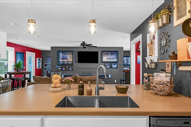 320 E Locust Street, Watseka, IL 60970