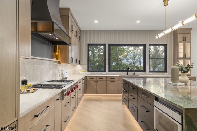 2 E Hartshorn Dr, Millburn Twp., NJ 07078