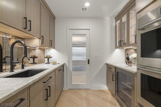 2 E Hartshorn Dr, Millburn Twp., NJ 07078