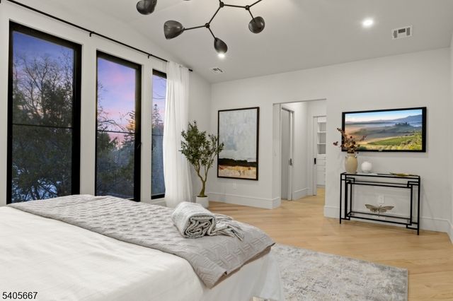 2 E Hartshorn Dr, Millburn Twp., NJ 07078