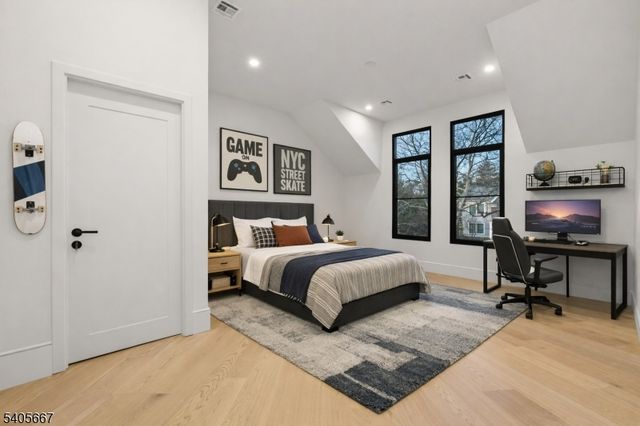 2 E Hartshorn Dr, Millburn Twp., NJ 07078