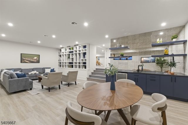 2 E Hartshorn Dr, Millburn Twp., NJ 07078