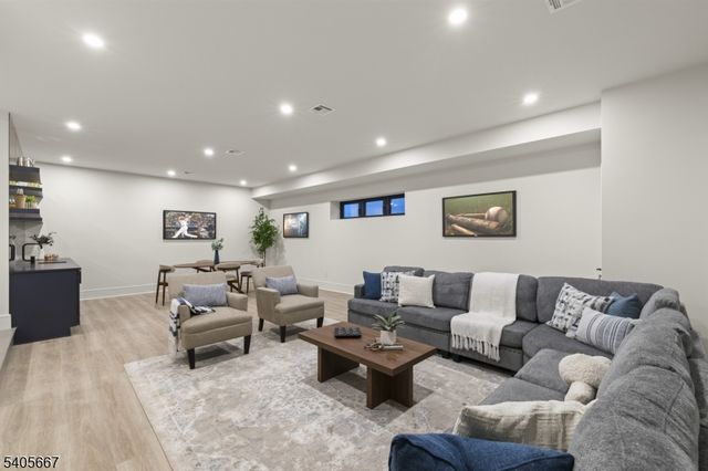 2 E Hartshorn Dr, Millburn Twp., NJ 07078