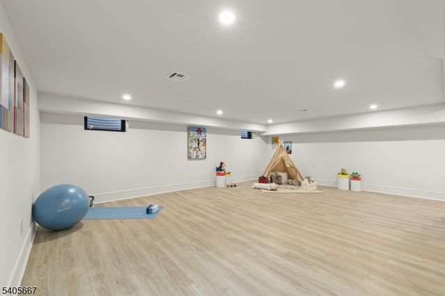 2 E Hartshorn Dr, Millburn Twp., NJ 07078