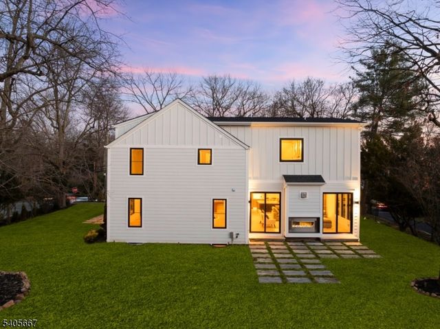 2 E Hartshorn Dr, Millburn Twp., NJ 07078