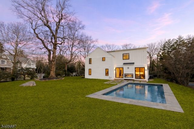 2 E Hartshorn Dr, Millburn Twp., NJ 07078