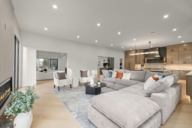 2 E Hartshorn Dr, Millburn Twp., NJ 07078