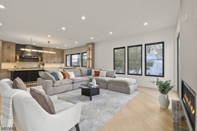 2 E Hartshorn Dr, Millburn Twp., NJ 07078