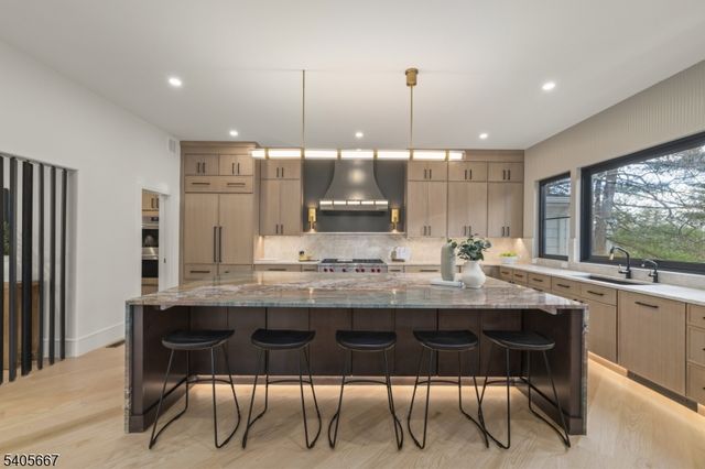 2 E Hartshorn Dr, Millburn Twp., NJ 07078