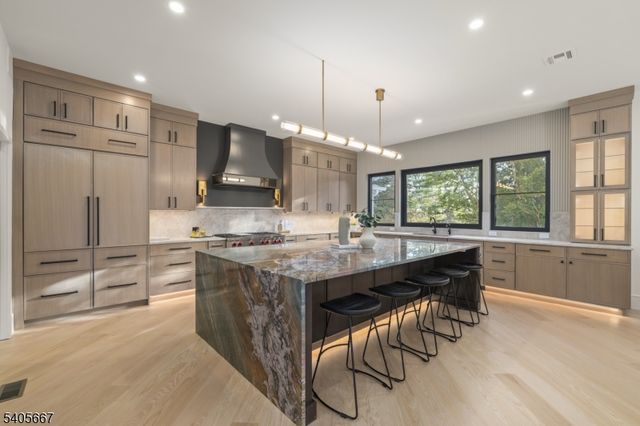 2 E Hartshorn Dr, Millburn Twp., NJ 07078