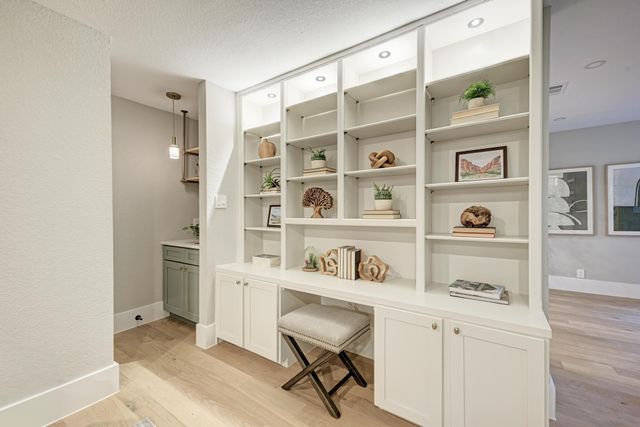 9401 Topridge DR, Austin, TX 78750