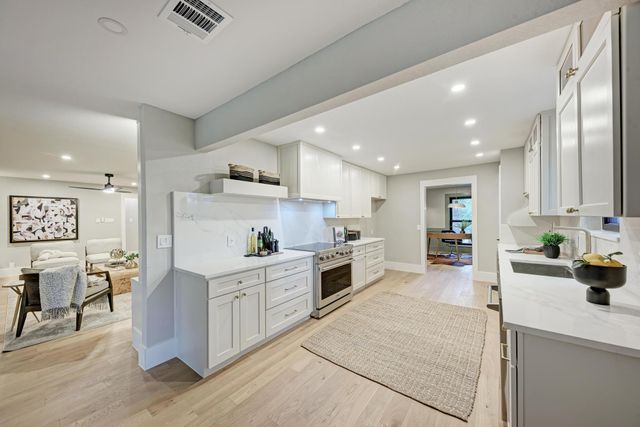 9401 Topridge DR, Austin, TX 78750