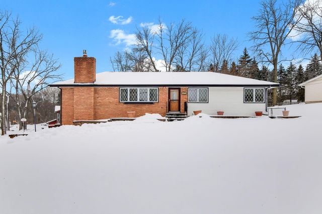 1372 Upper 55th Street E, Inver Grove Heights, MN 55077