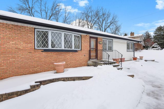 1372 Upper 55th Street E, Inver Grove Heights, MN 55077