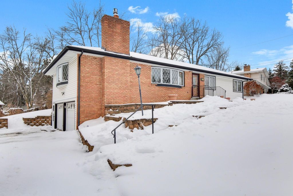 1372 Upper 55th Street E, Inver Grove Heights, MN 55077