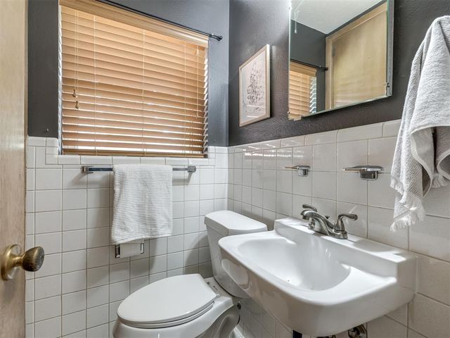 2717 Plymouth Lane, The Village, OK 73120