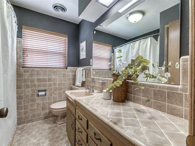 2717 Plymouth Lane, The Village, OK 73120