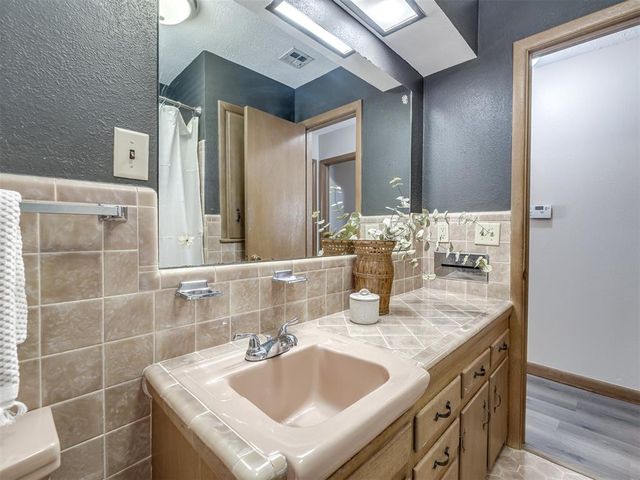 2717 Plymouth Lane, The Village, OK 73120