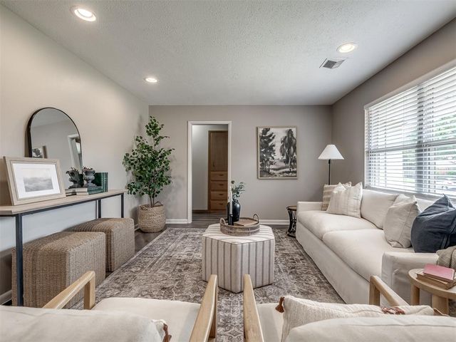 2717 Plymouth Lane, The Village, OK 73120