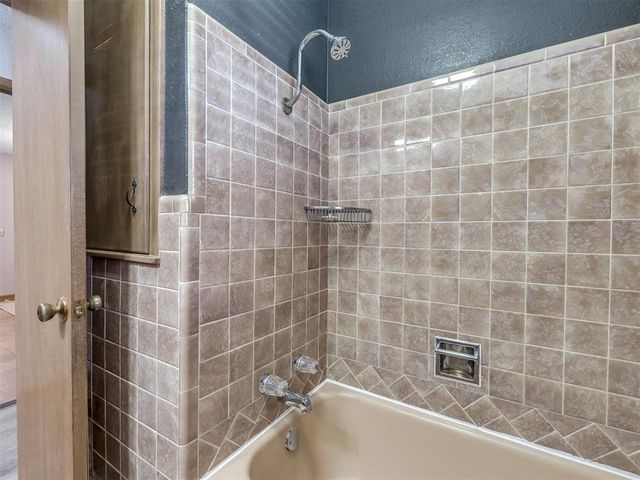 2717 Plymouth Lane, The Village, OK 73120