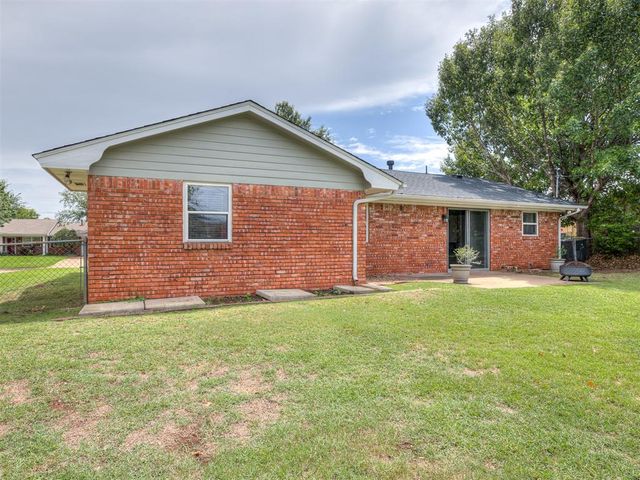 2717 Plymouth Lane, The Village, OK 73120