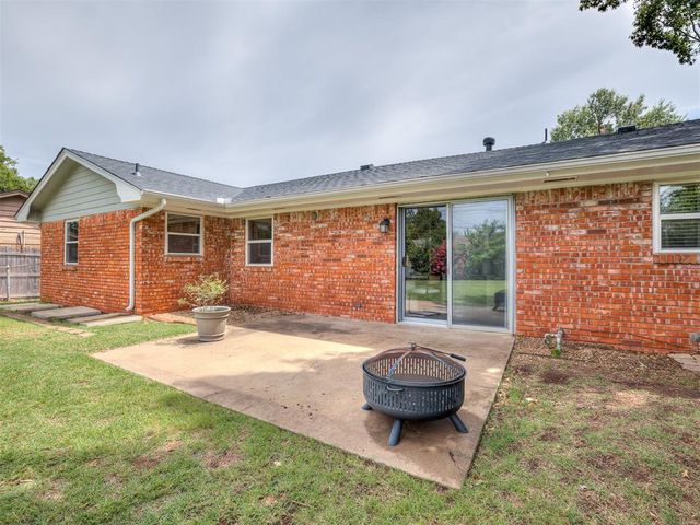 2717 Plymouth Lane, The Village, OK 73120