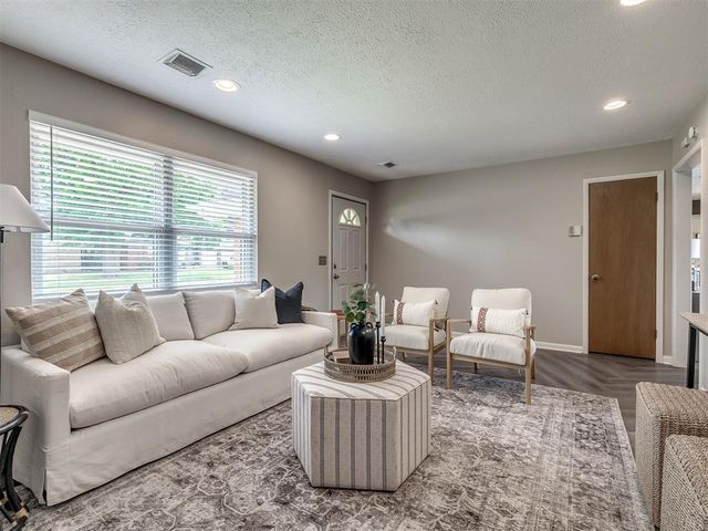 2717 Plymouth Lane, The Village, OK 73120