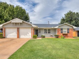 2717 Plymouth Lane, The Village, OK 73120